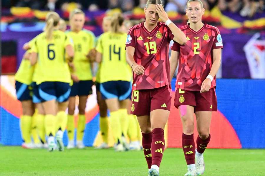 Klara Bühl (l.) und Sarai Linder können es nicht glauben: Schweden zieht den deutschen Damen den Zahn