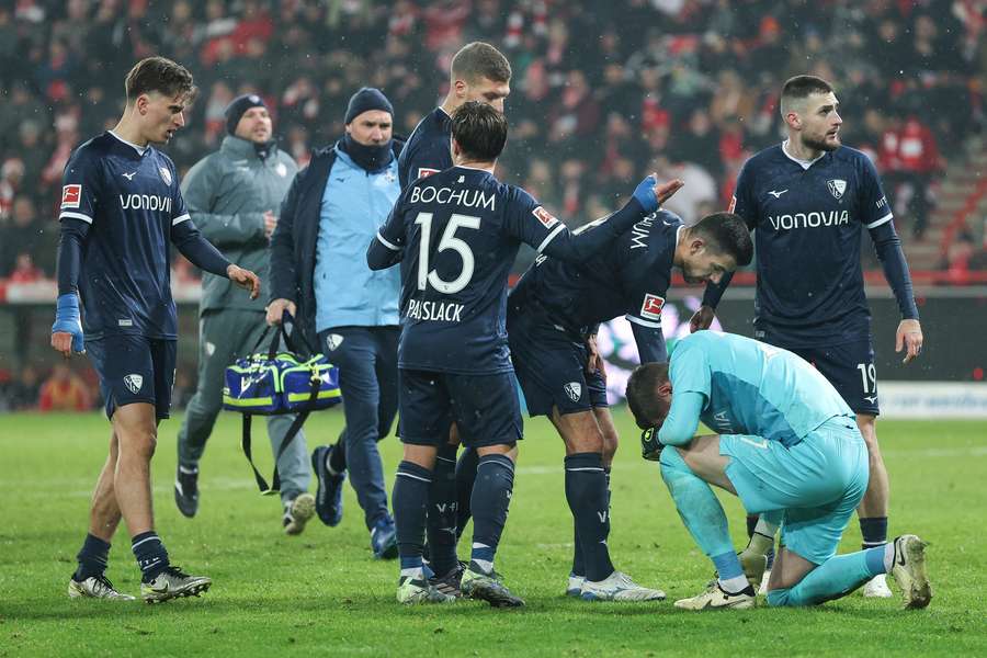 Bochum players surround their goalkeeper after the incident