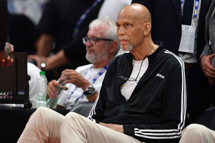 A lenda da NBA Kareem Abdul-Jabbar, fotografado no jogo de pré-época da NBA entre os Dallas Mavericks e os Minnesota Timberwolves em outubro