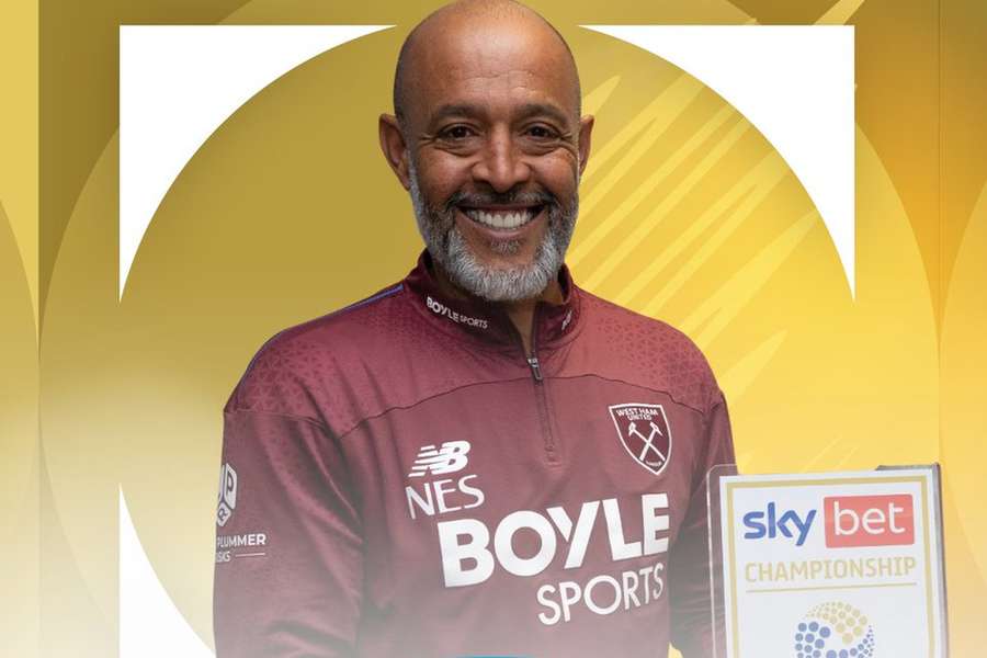 Nuno Espírito Santo com o prémio de treinador do mês