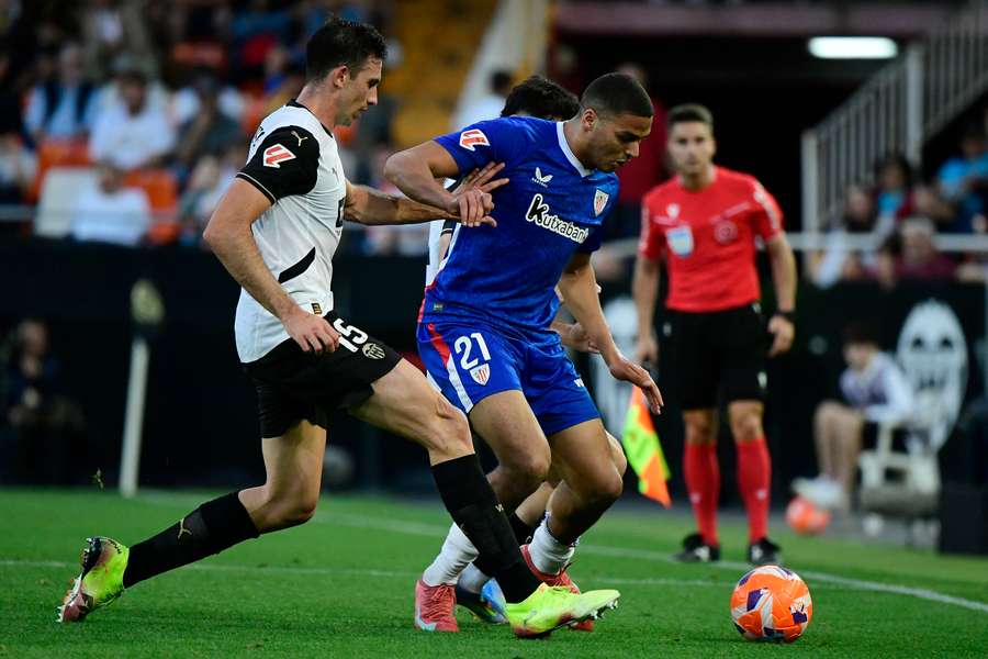 Maoran Sannadi protege el balón ante la presión del valencianista Tárrega