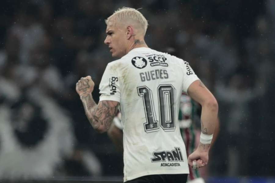 Róger Guedes comemora o golo que abriu o marcador para o Corinthians
