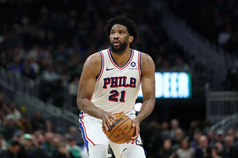 Joel Embiid lesionou-se no joelho esquerdo