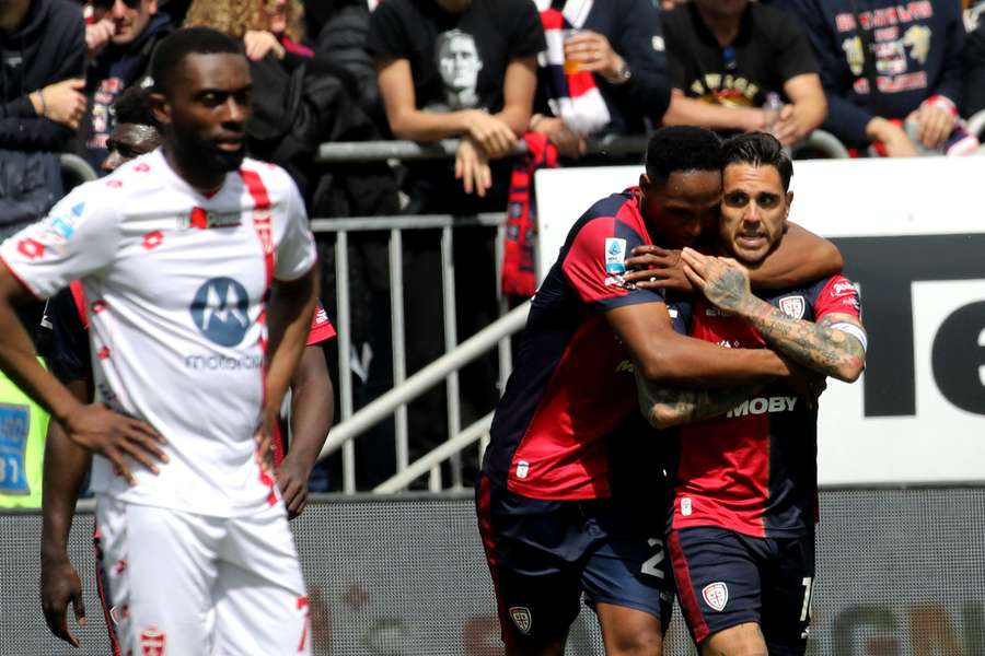 Nicolas Viola esulta per il gol segnato al Monza