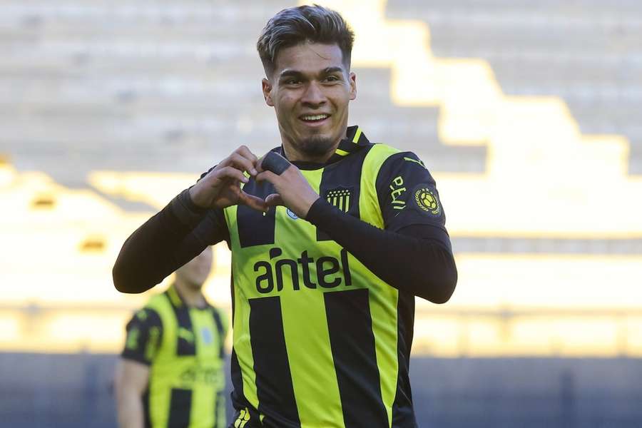 Dívida por Arezo rendeu transfer ban ao Grêmio