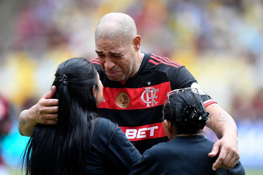 Adriano Imperador vai às lágrimas com a presença da mãe e familiares em jogo festivo