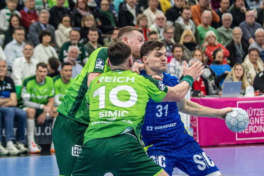 Smits (r.) setzt sich gegen zwei Wetzlarer durch