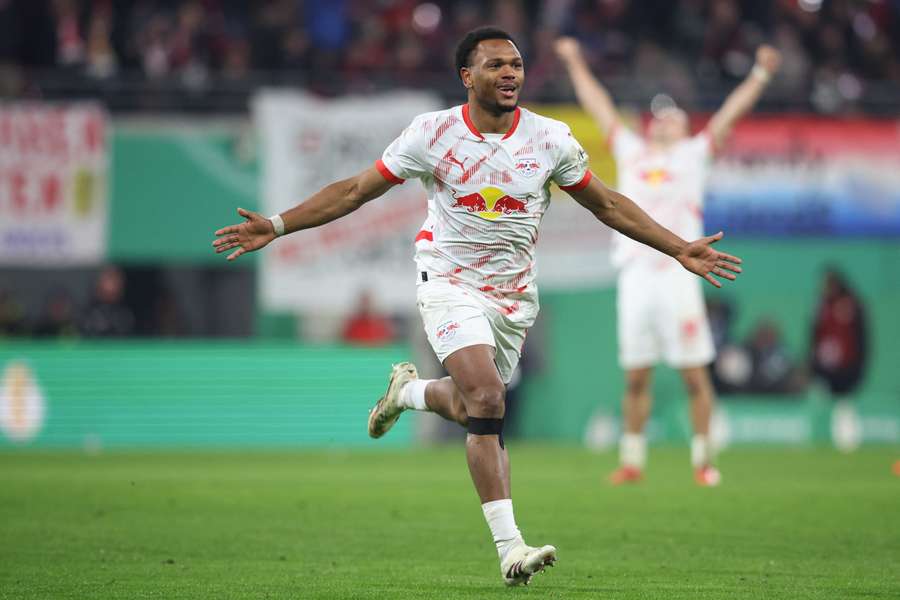 Openda comanda al RB Leipzig.