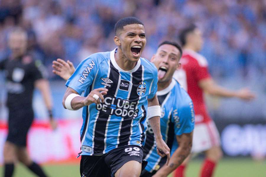 Amuzu come a bola e lidera vitória enorme do Grêmio sobre o Inter na final do Gauchão Amuzu come a bola e lidera vitória enorme do Grêmio sobre o Inter na final do Gauchão