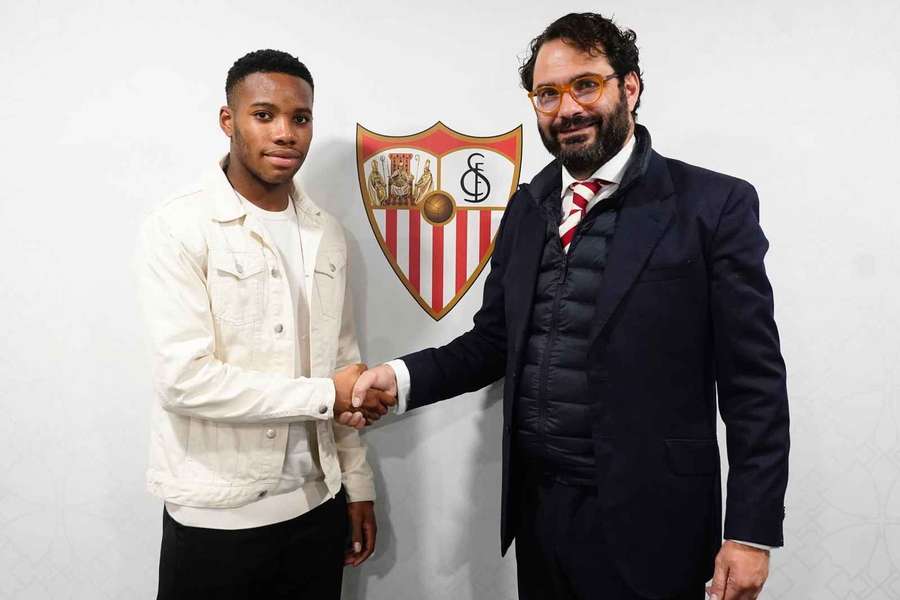 Stanis Idumbo chegou ao Sevilha oriundo do Ajax