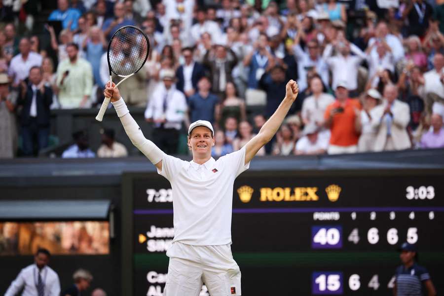Jannik Sinner festeggia la vittoria nella finale di Wimbledon