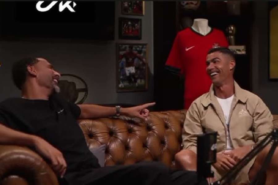 Cristiano Ronaldo em bate-papo com Rio Ferdinand, seu antigo companheiro de Manchester United 