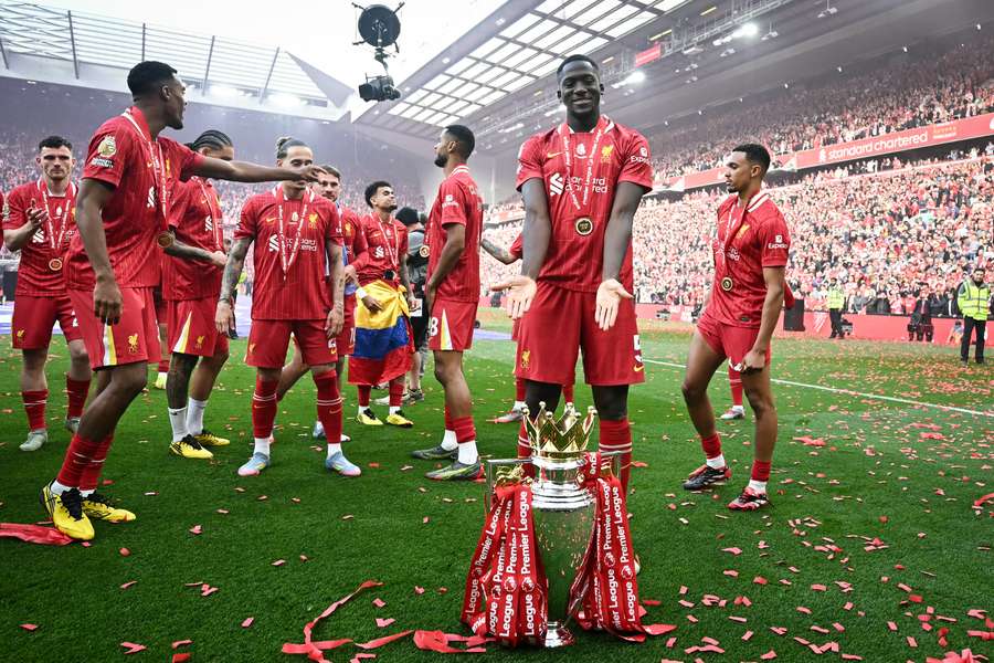 Francuski obrońca Liverpoolu #05 Ibrahima Konate świętuje z trofeum Premier League 