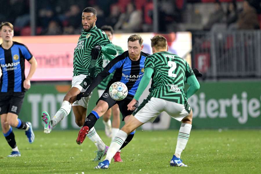 Speler van Fortuna in duel