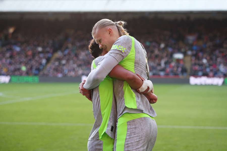 Haaland abraça Matheus Nunes depois da assistência Haaland abraça Matheus Nunes depois da assistência