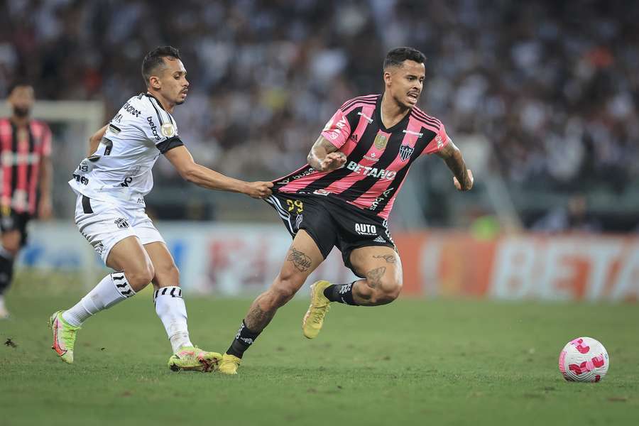 Galo voltou a sair de campo vaiado pela própria torcida