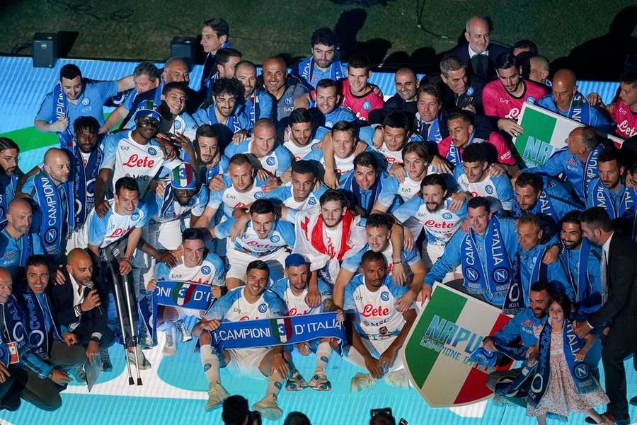 Fotbaliștii lui Napoli, sărbătorind cucerirea titlului 