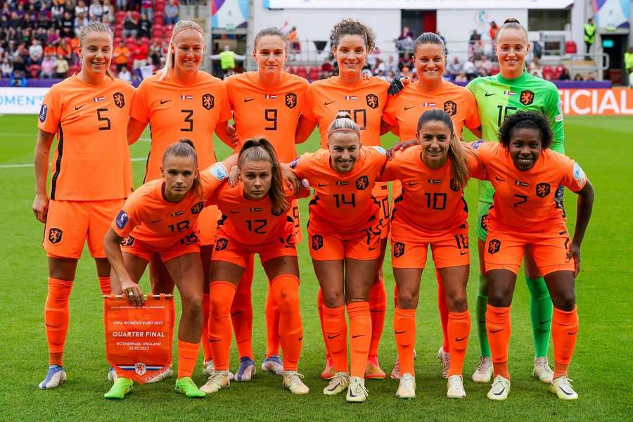 Oranje voor de verloren EK-wedstrijd tegen Frankrijk in Rotherham, Engeland