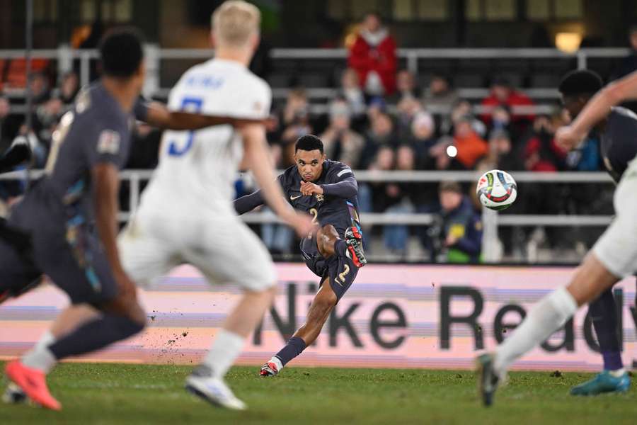 Trent Alexander-Arnold scoorde de 2-0 voor Engeland via een prachtige vrije trap