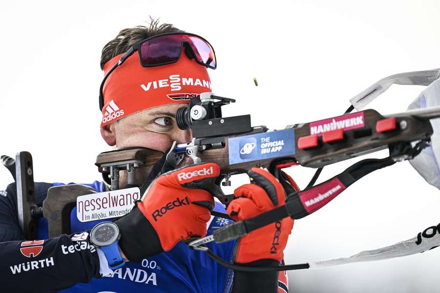 Philipp Nawrath am Schießstand beim Verfolgungs-Rennen in Lenzerheide.