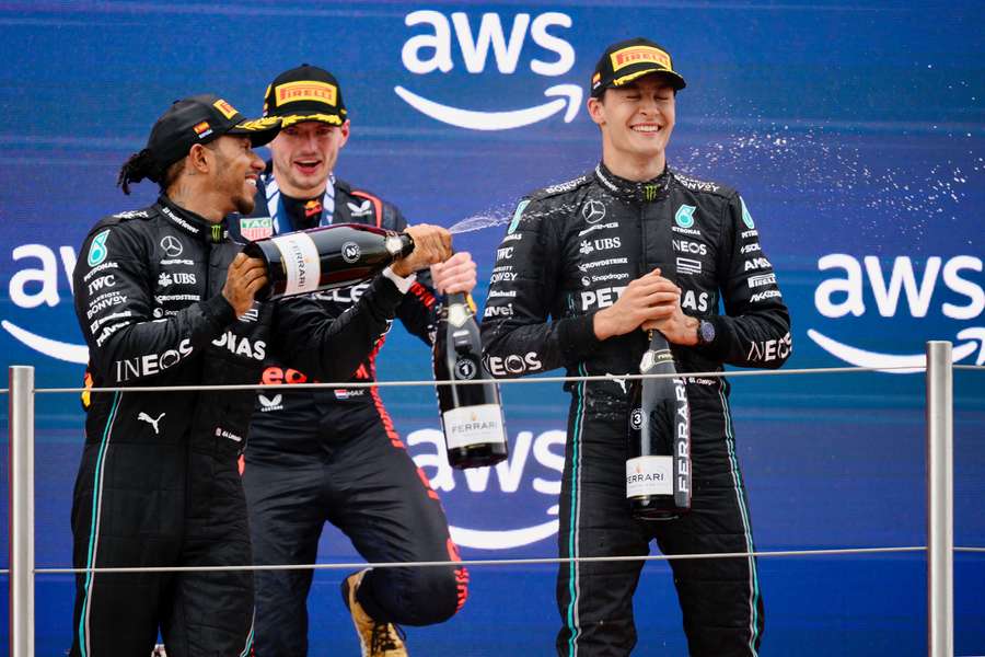 Das Podium des F1-Grand Prix Spanien 2023: Verstappen (mi.) siegt vor Hamilton (li.) und George Russell (re.).