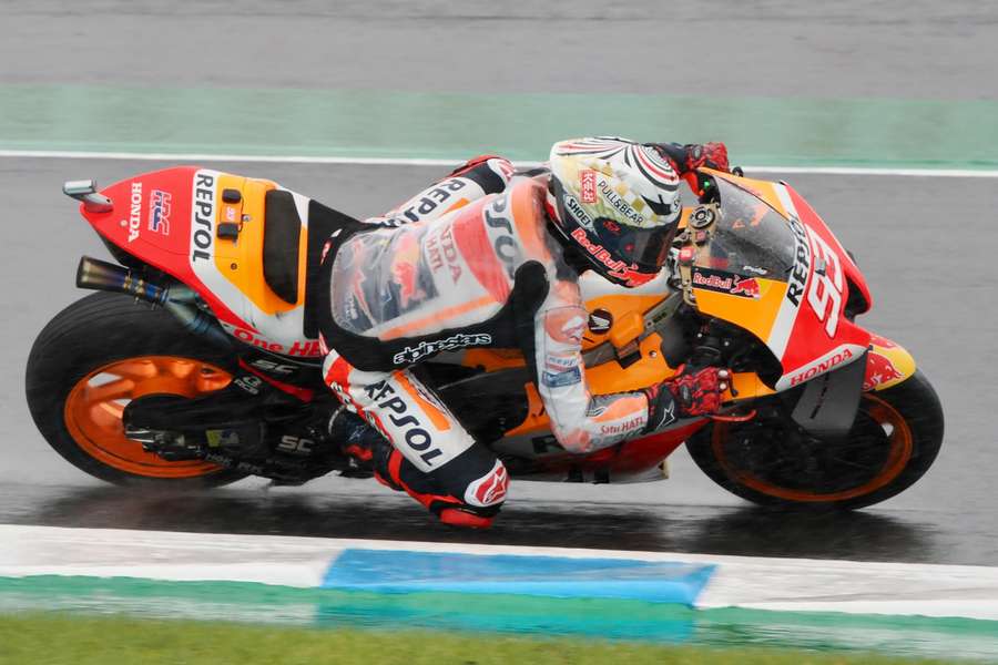 Marc Márquez disfruta y lidera bajo la lluvia en los segundos libres de Motegi