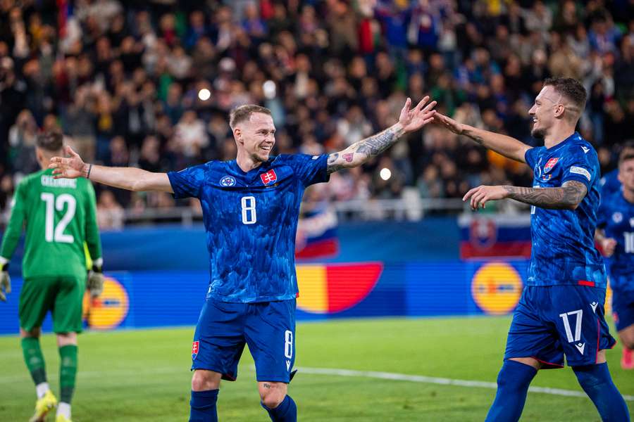 Duda oslavuje s Haraslínom, ktorý vybojoval penaltu. Duda oslavuje s Haraslínom, ktorý vybojoval penaltu.