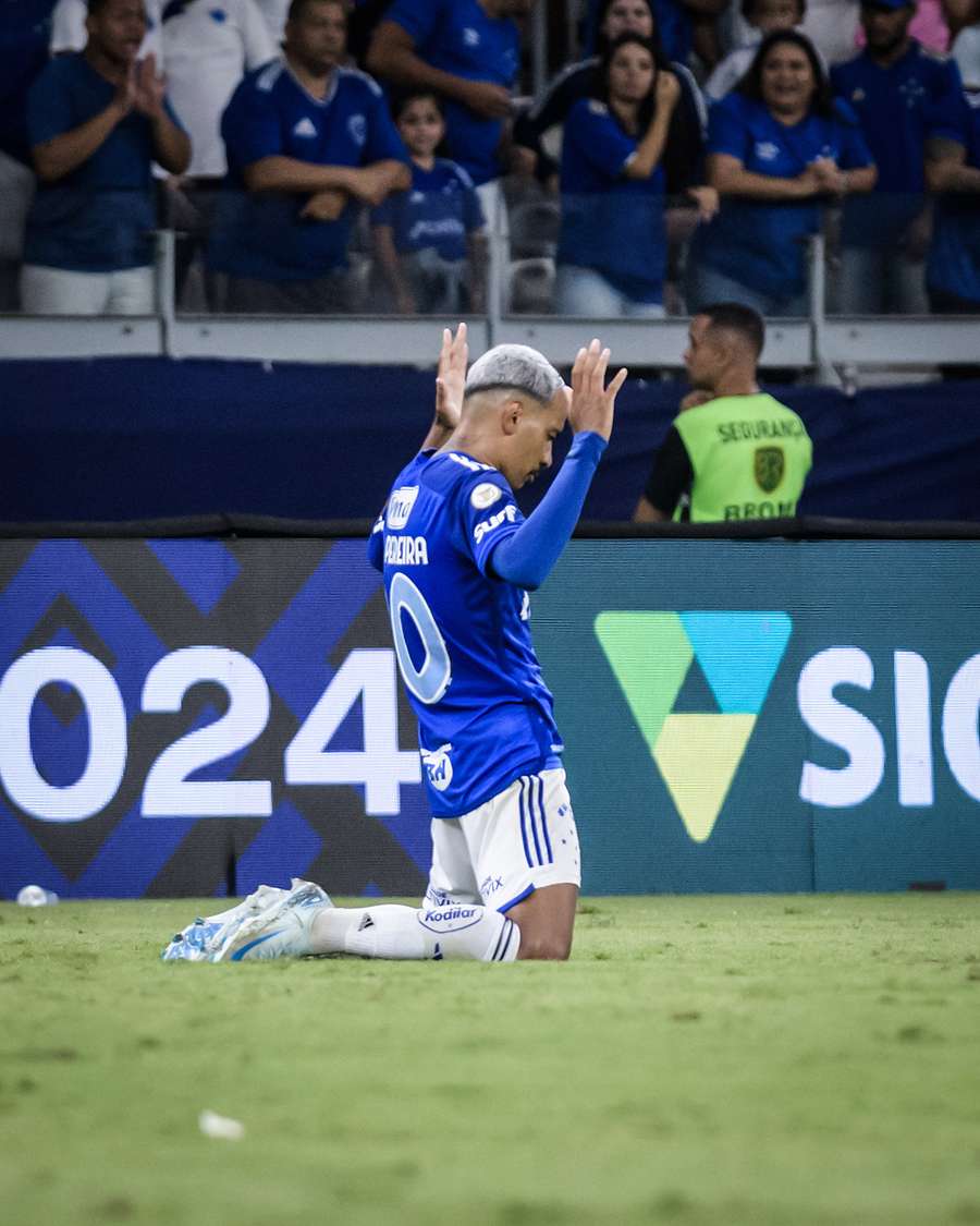 Matheus Pereira fez o gol de empate do Cruzeiro contra o Grêmio Matheus Pereira fez o gol de empate do Cruzeiro contra o Grêmio