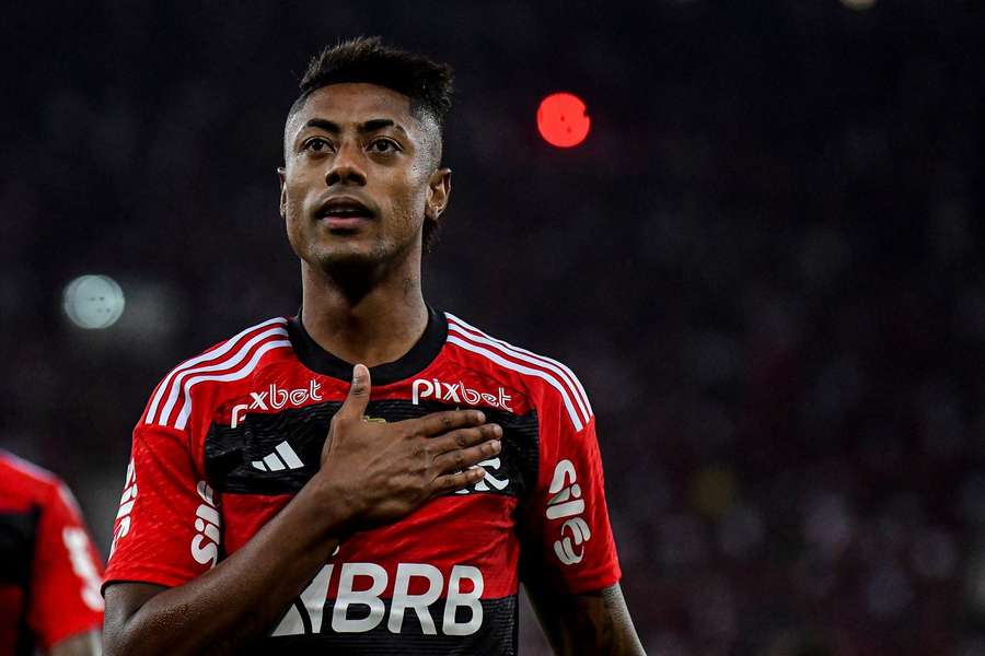 Bruno Henrique celebra gol com a torcida rubro-negra no Maracanã