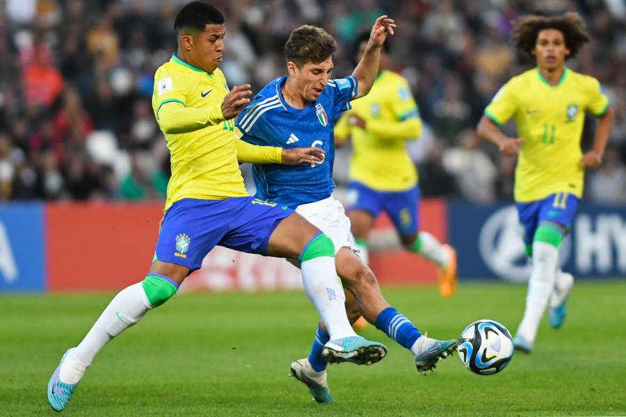 Brasil entrou apático e ao intervalo perdia por 0-3