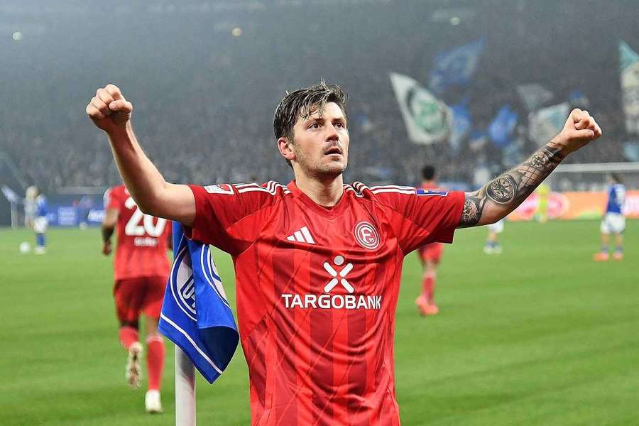 Dawid Kownacki cieszący się z gola na Veltins Arenie