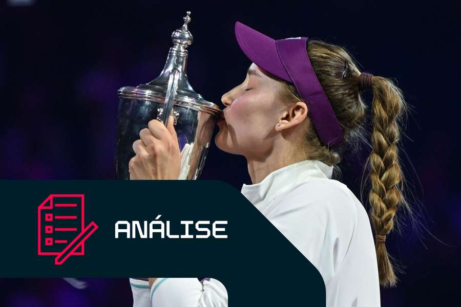 Elena Rybakina celebra após derrotar Aryna Sabalenka