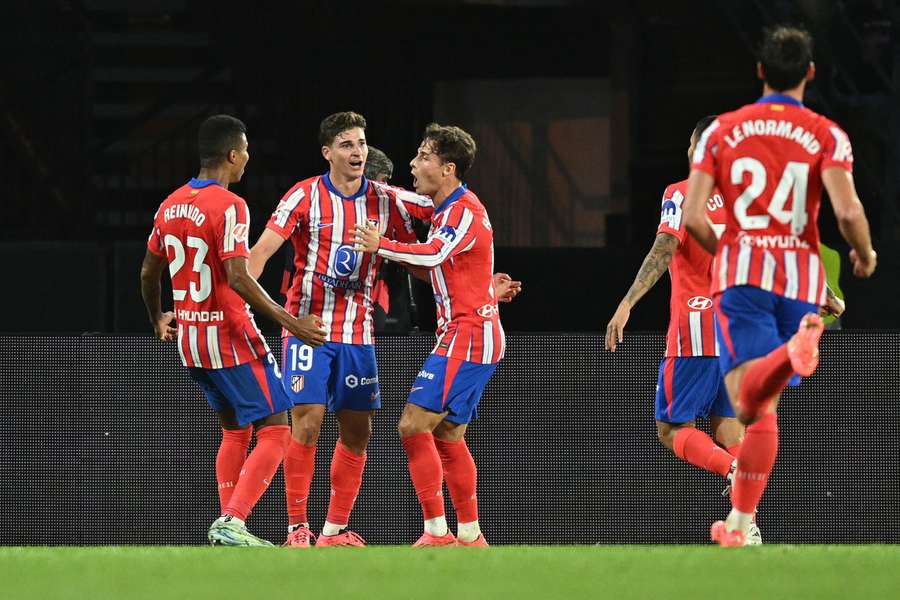 Los jugadores del Atlético de Madrid celebran su victoria en Vigo