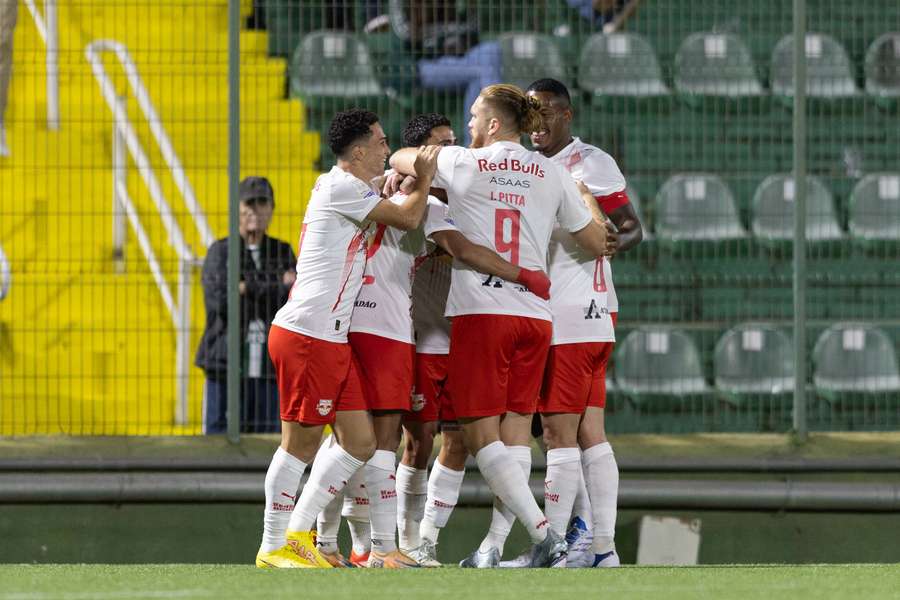 Jogadores do RB Bragantino comemoram gol contra a Chapecoense.