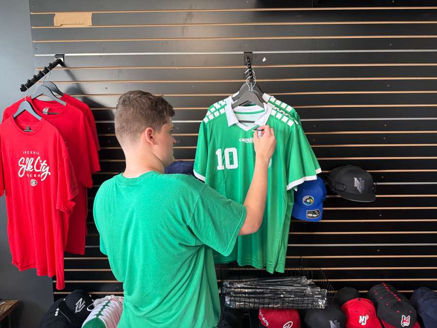 Cliente observa a camisa 10 de Pelé na lojinha do New York Cosmos