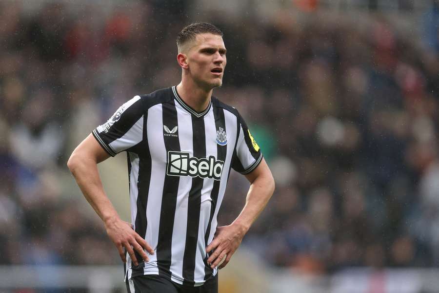 Newcastle defender Botman ruled out for up to nine months