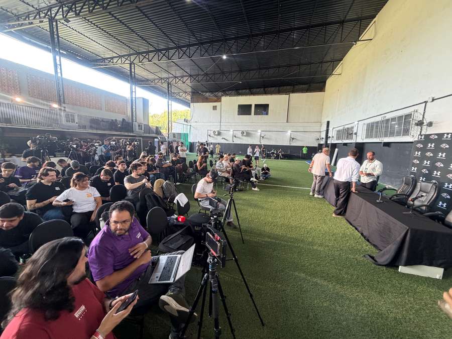 Imprensa reunida no CT do Botafogo