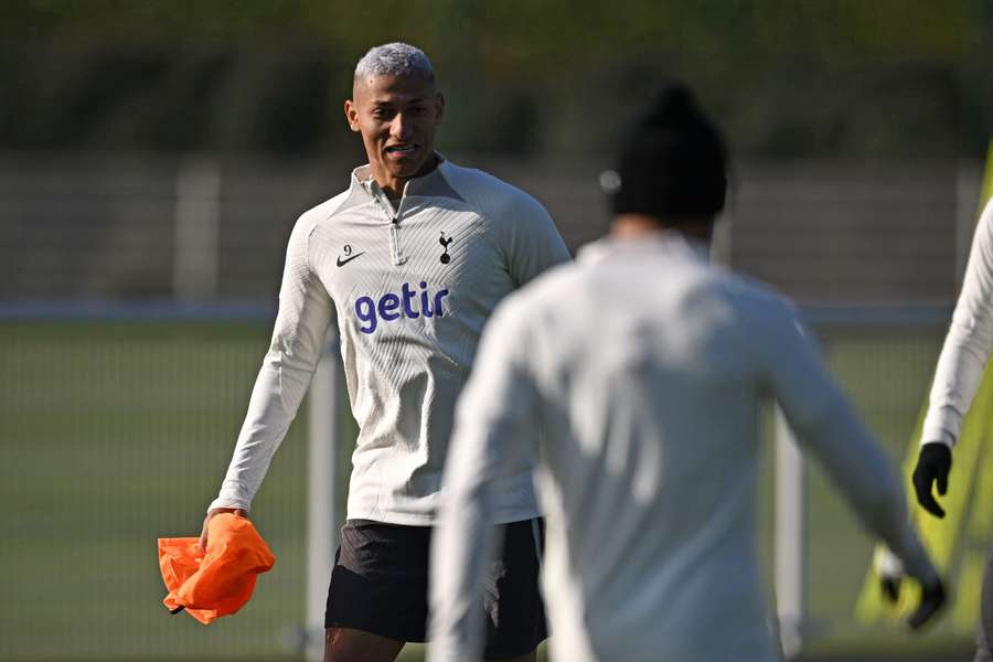 Richarlison treinando no CT do Tottenham durante a semana