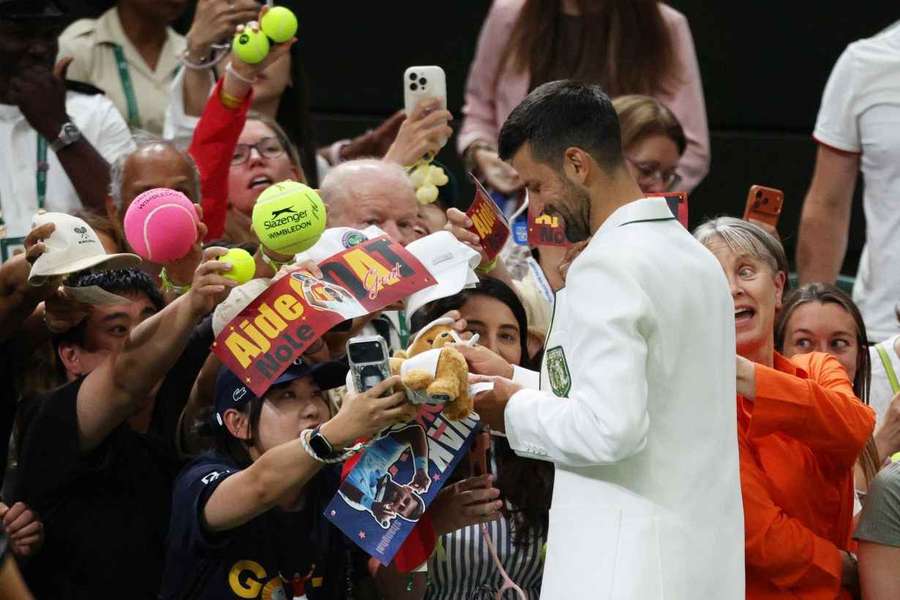 Novak Djokovic verteilt Autogramme