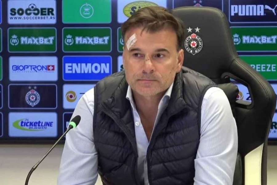 Stanojevic, técnico do Partizan, com um band-aid na coletiva pós-jogo