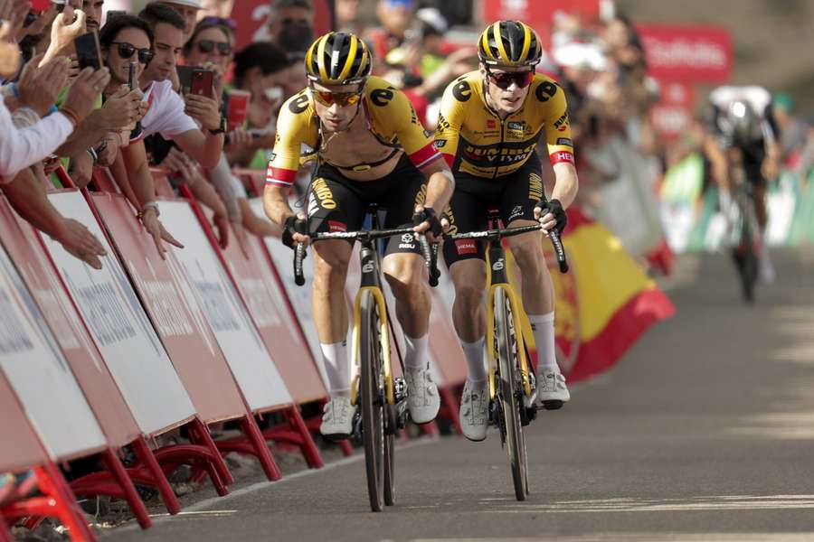 Primoz Roglic (L) en Jonas Vingegaard (R) komen samen over de finish