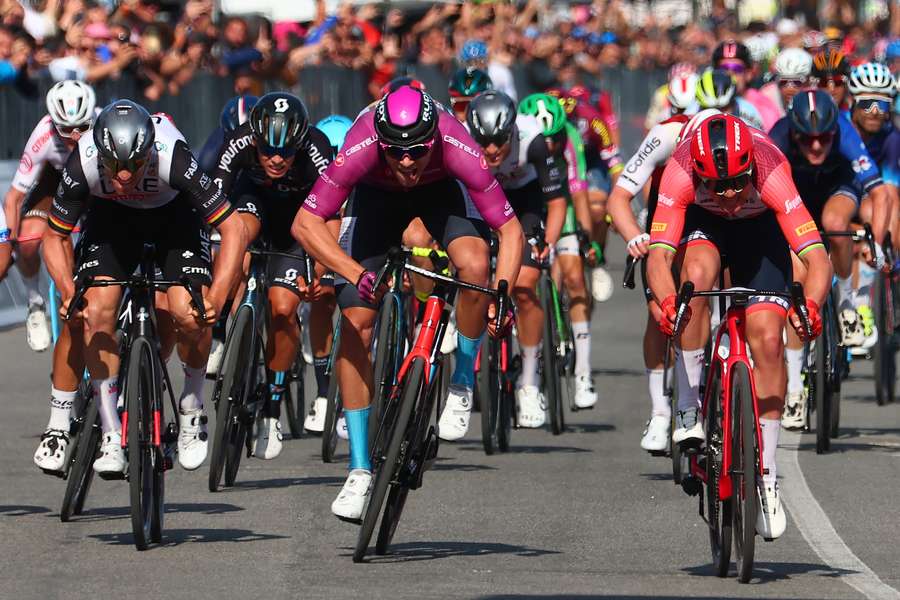 Giro d'Italia, Ackermann vince allo sprint l'undicesima tappa sotto la pioggia