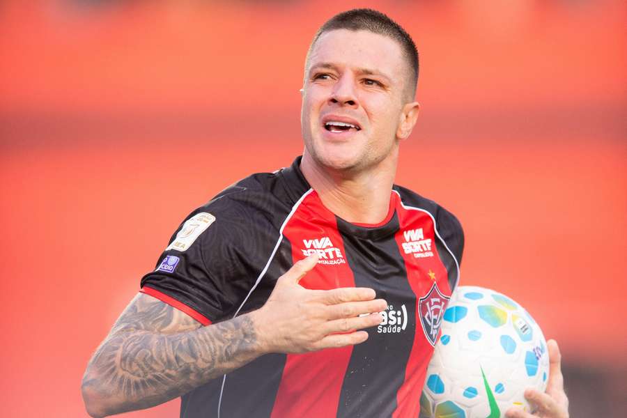 Kayzer comemora gol do empate Kayzer comemora gol do empate