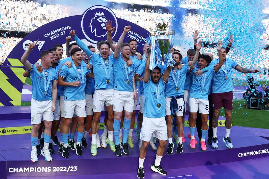 Manchester City podnoszący trofeum Premier League w zeszłym sezonie