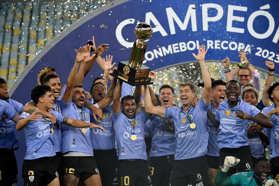 Sornoza ergue a taça da Recopa para o Del Valle no Maracanã