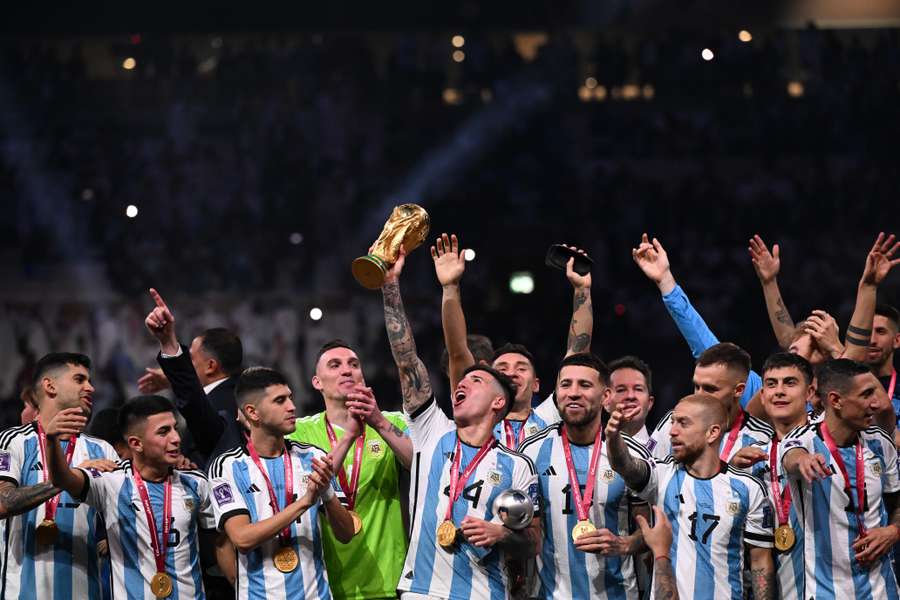 Enzo Fernández e Otamendi lado a lado no momento da entrega do troféu do Mundial-2022