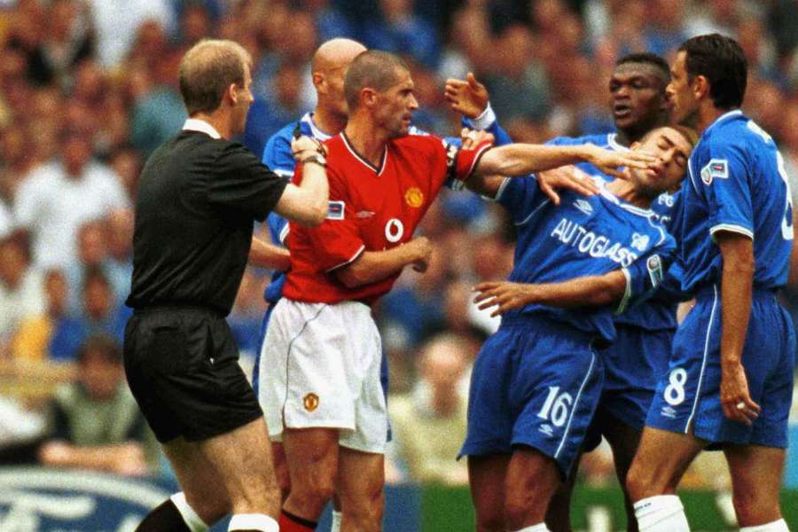 Keane acerta Di Matteo após ser expulso em clássico contra o Chelsea (agosto de 2000) Keane acerta Di Matteo após ser expulso em clássico contra o Chelsea (agosto de 2000)