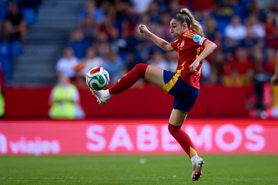 Olga Carmona controla el balón