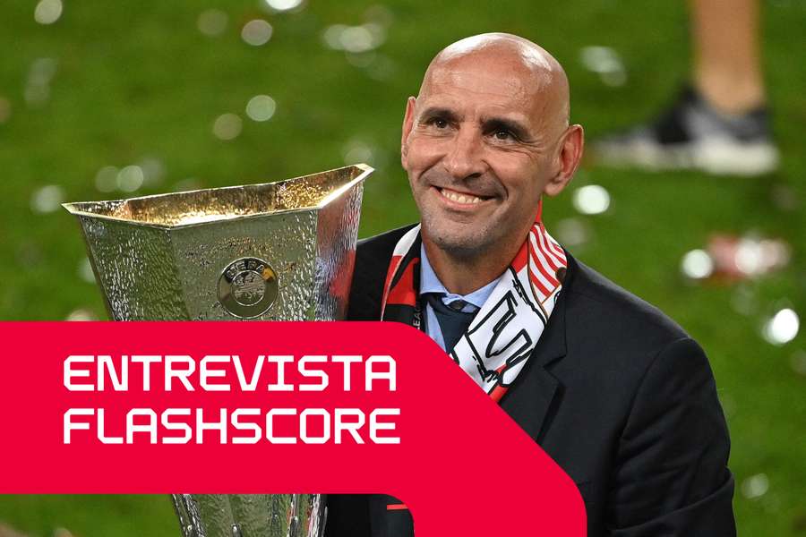 Monchi, com o troféu de campeão da Liga Europa pelo Sevilha