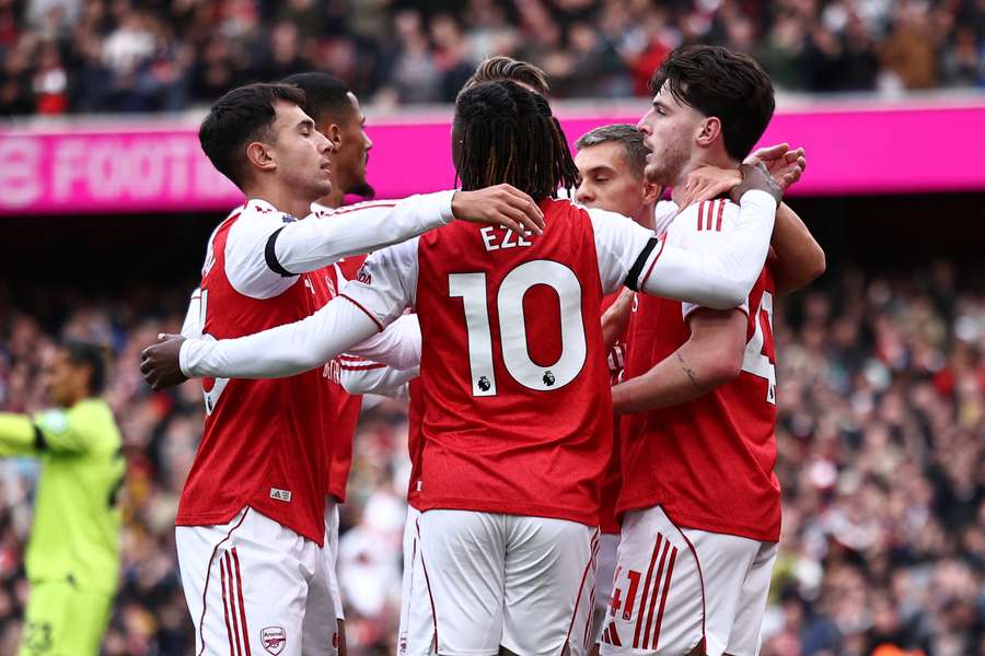 Jogadores do Arsenal celebram gol marcado por Declan Rice